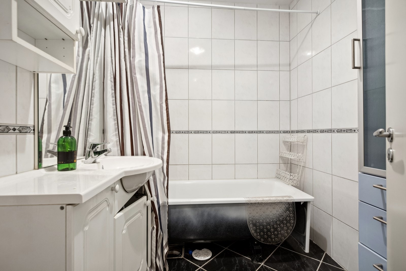 Baderom på 3,7 m² med servantskap og badekar. Galleribilde