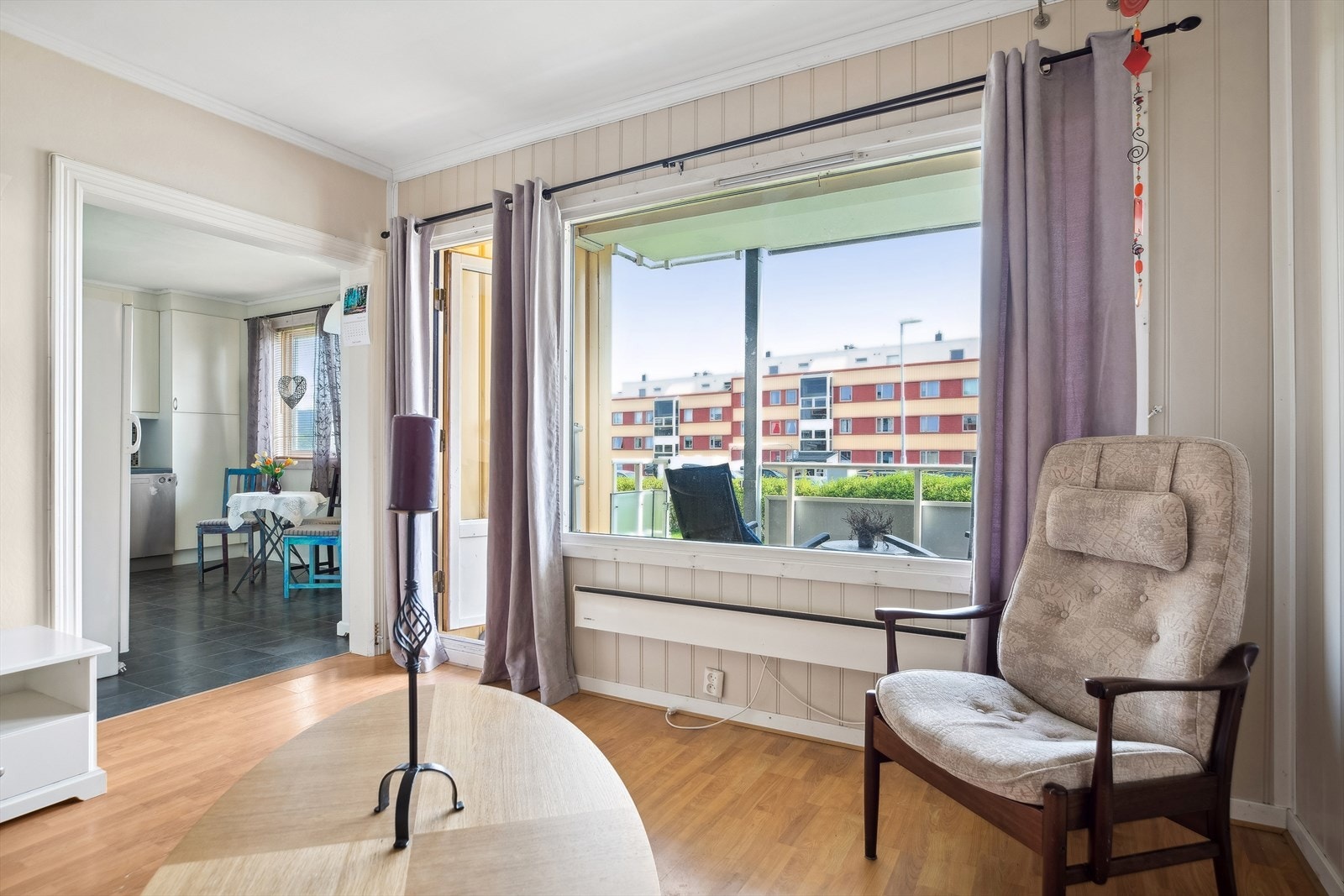 Det er god plass til frokostbord på kjøkkenet samtidig som stuen har naturlig sone for spisestue og sofakrok. Galleribilde