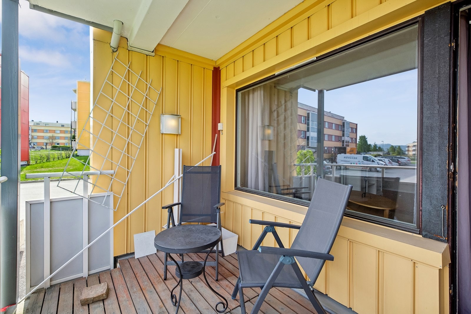 Fra stuen er det utgang til romslig balkong på 7 m² som vender mot sør og kveldssolen. Galleribilde