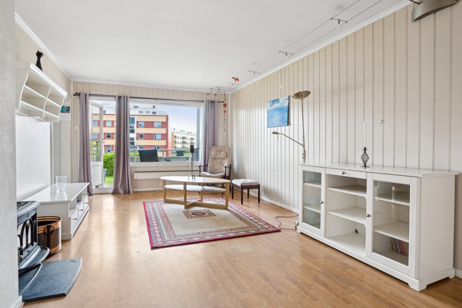 Stue- og kjøkkenløsningen er delvis adskilt og rommer totalt ca. 35 m². Galleribilde