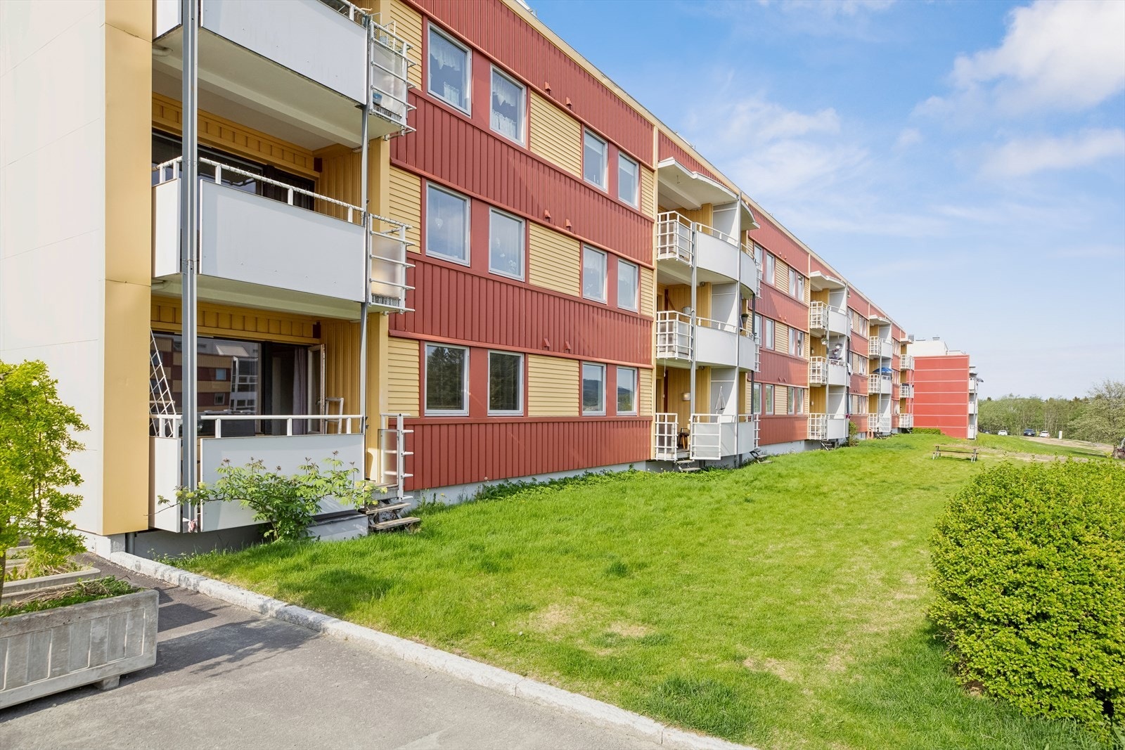Alt i alt har man en romslig leilighet med gode løsninger, men med noe eldre standard - en fin oppussingsmulighet! Galleribilde