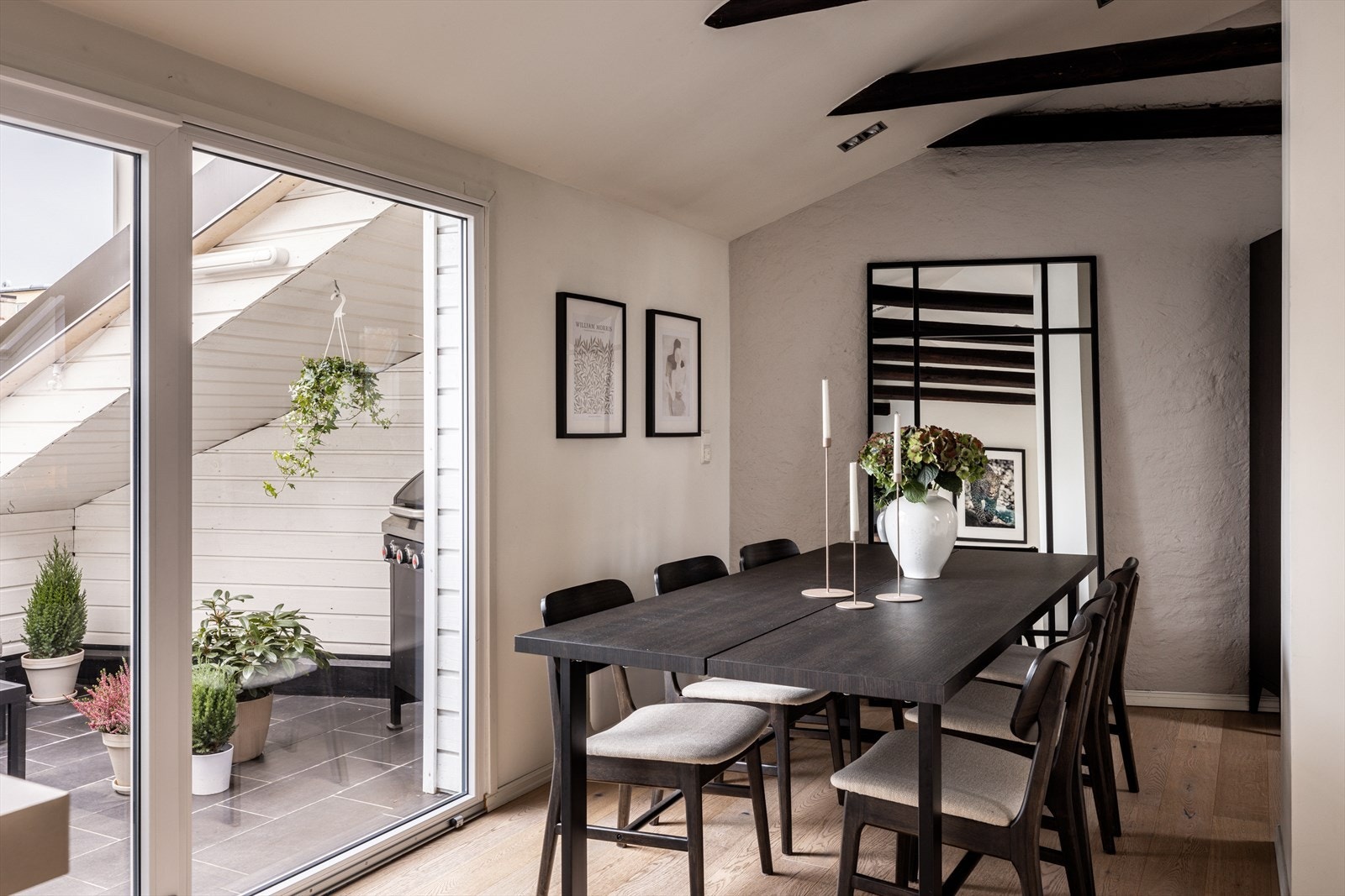 I stuen er det god plass til spisegruppe, sofa og mediemøblement. Galleribilde