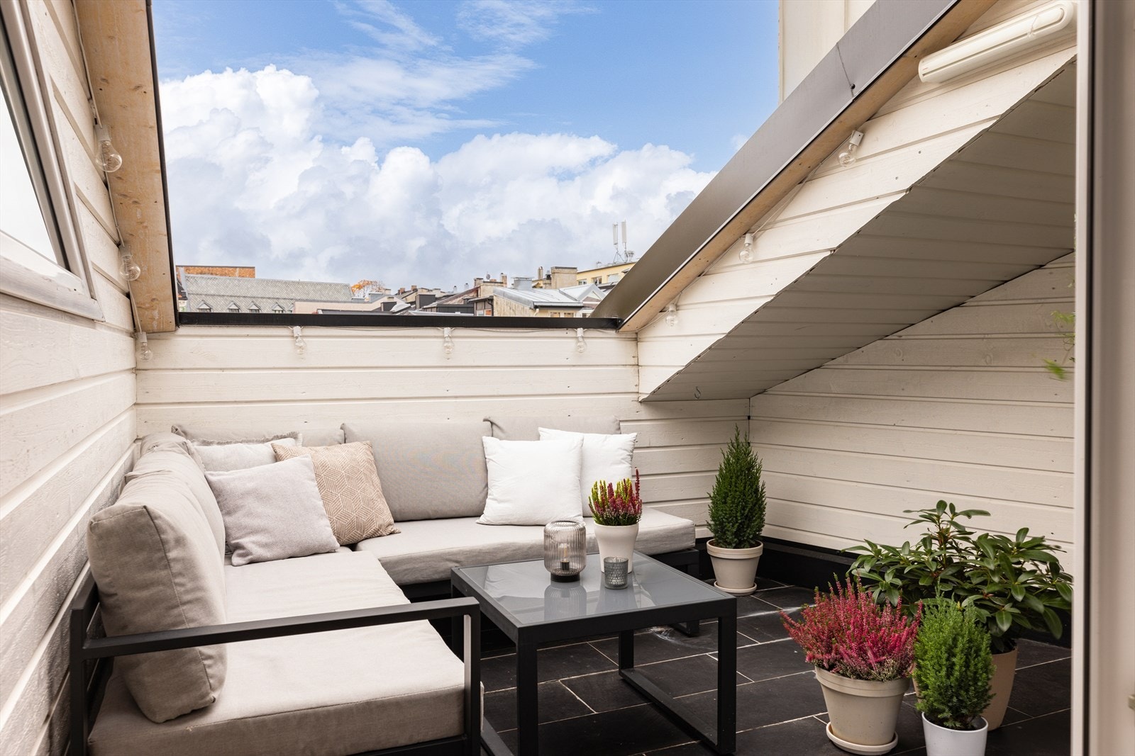 På balkongen er det både varmekabel og varmelampe, noe som gjør at den kan brukes fra tidlig vår til sen høst. Galleribilde