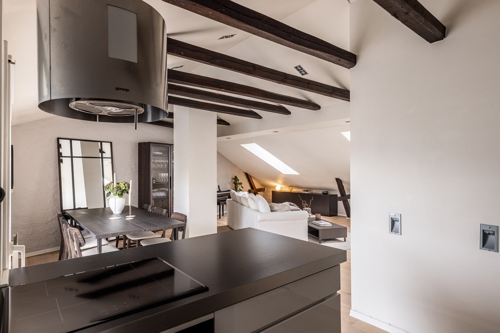 Kjøkkenet er i en åpen løsning mot stuen, noe som gjør det enkelt å invitere venner og kjente på besøk for å sosialisere mens du kokkelerer. Galleribilde