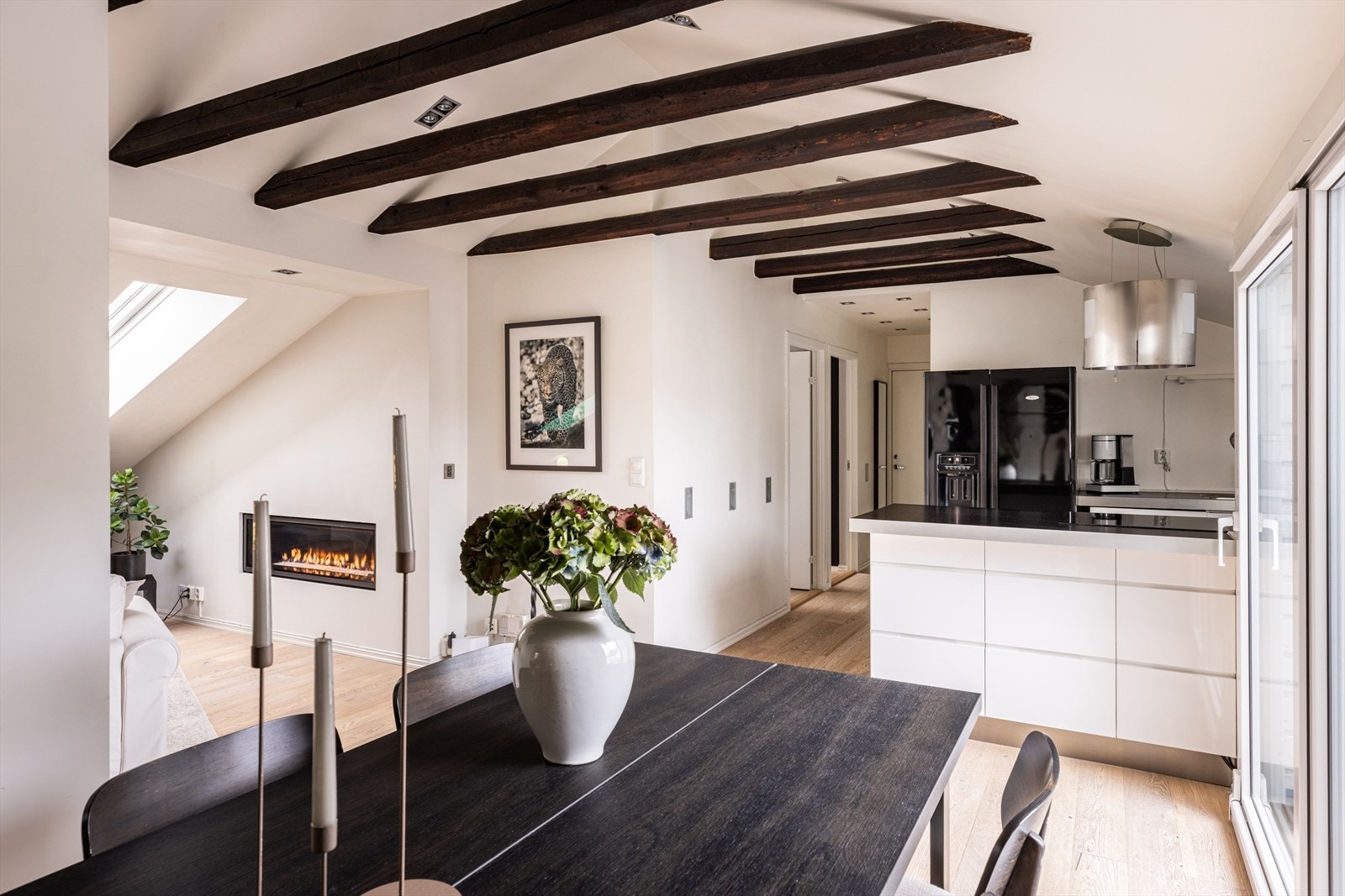 Dette er en flott 3-roms loftsleilighet med god standard og solrik takterrasse. Galleribilde