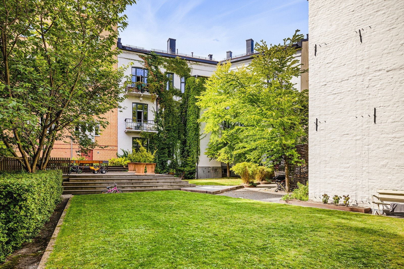 Meyerhagen er et flott opparbeidet gårdsrom på ca. 2700 kvm, omkranset av originale bygårder fra 1800-tallet. Galleribilde