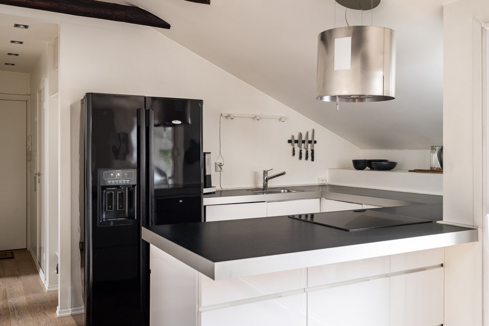 Leiligheten ble gjort om fra råloft i 2010 og holder en gjennomgående god standard. Galleribilde