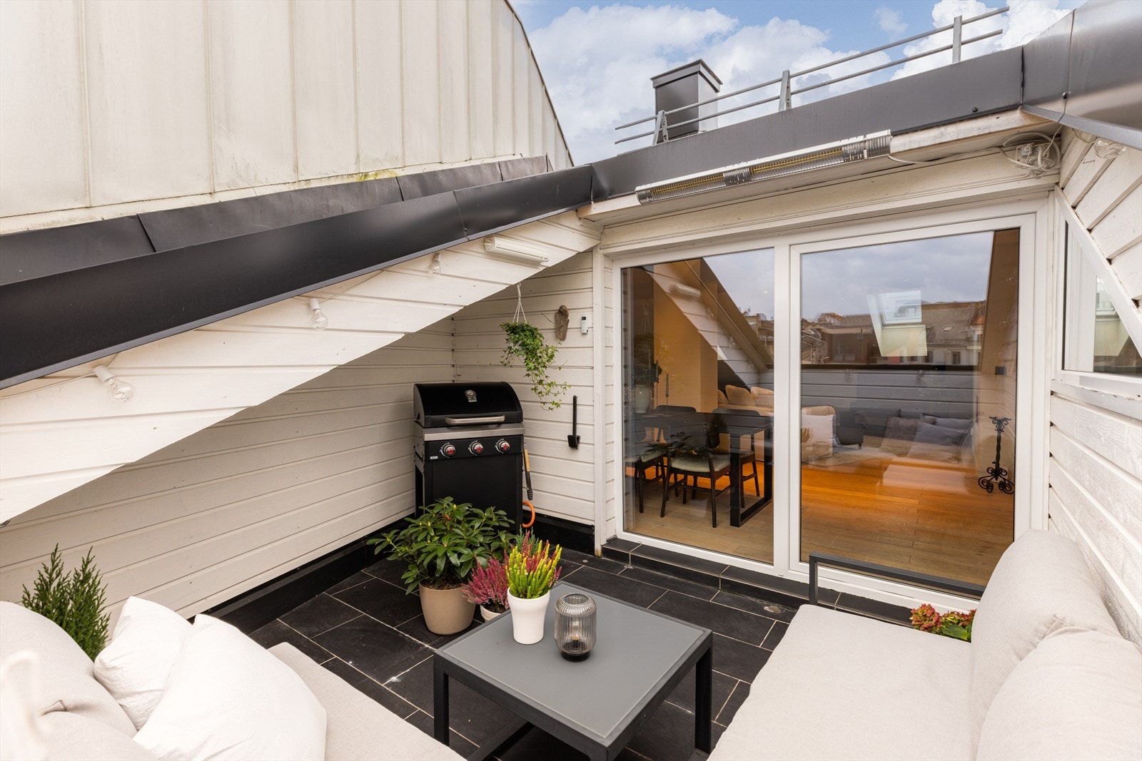 Romslig og solrik takterrasse Galleribilde