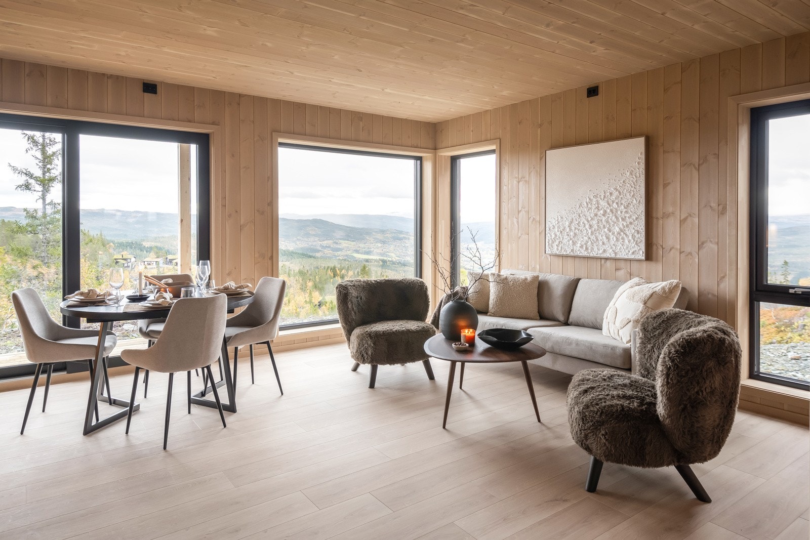 har store vindusflater som gir rommet en luftig atmosfære og setter et moderne uttrykk på rommet Galleribilde