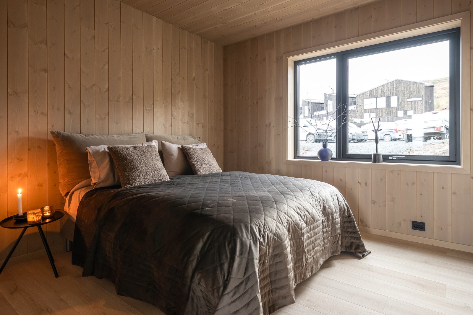 Soverom på hhv. 9,4 kvm og 6,9 kvm hvor rommets utforming gjør dem enkle å møblere Galleribilde