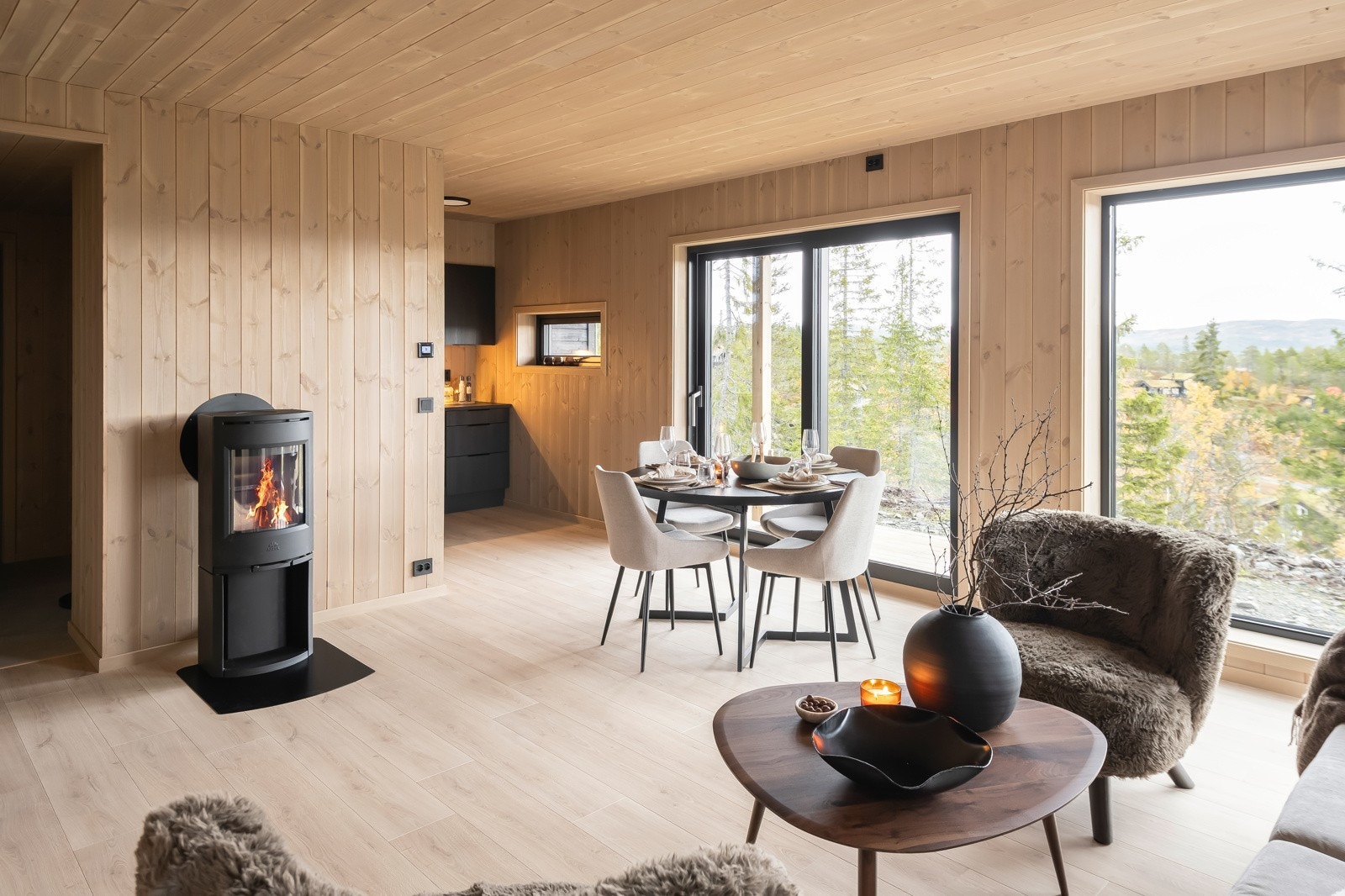 Sentralt i rommet er det plassert vedovn for effektiv oppvarming og god varmespreding. Vedovn fra Jøtul F134 uten sideglass Galleribilde
