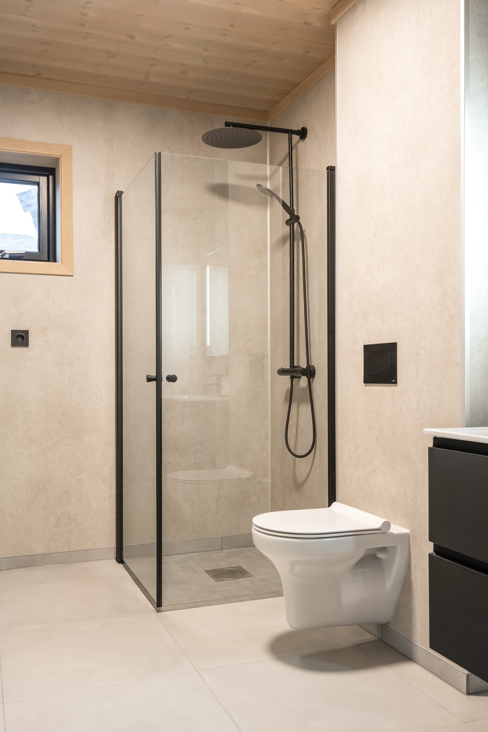 Badet består av WC, servant, dusjnisje med innfellbare dusjdører og mosaikk på gulv i samme serie som fliser på gulv, takdusj med hånddusj Galleribilde