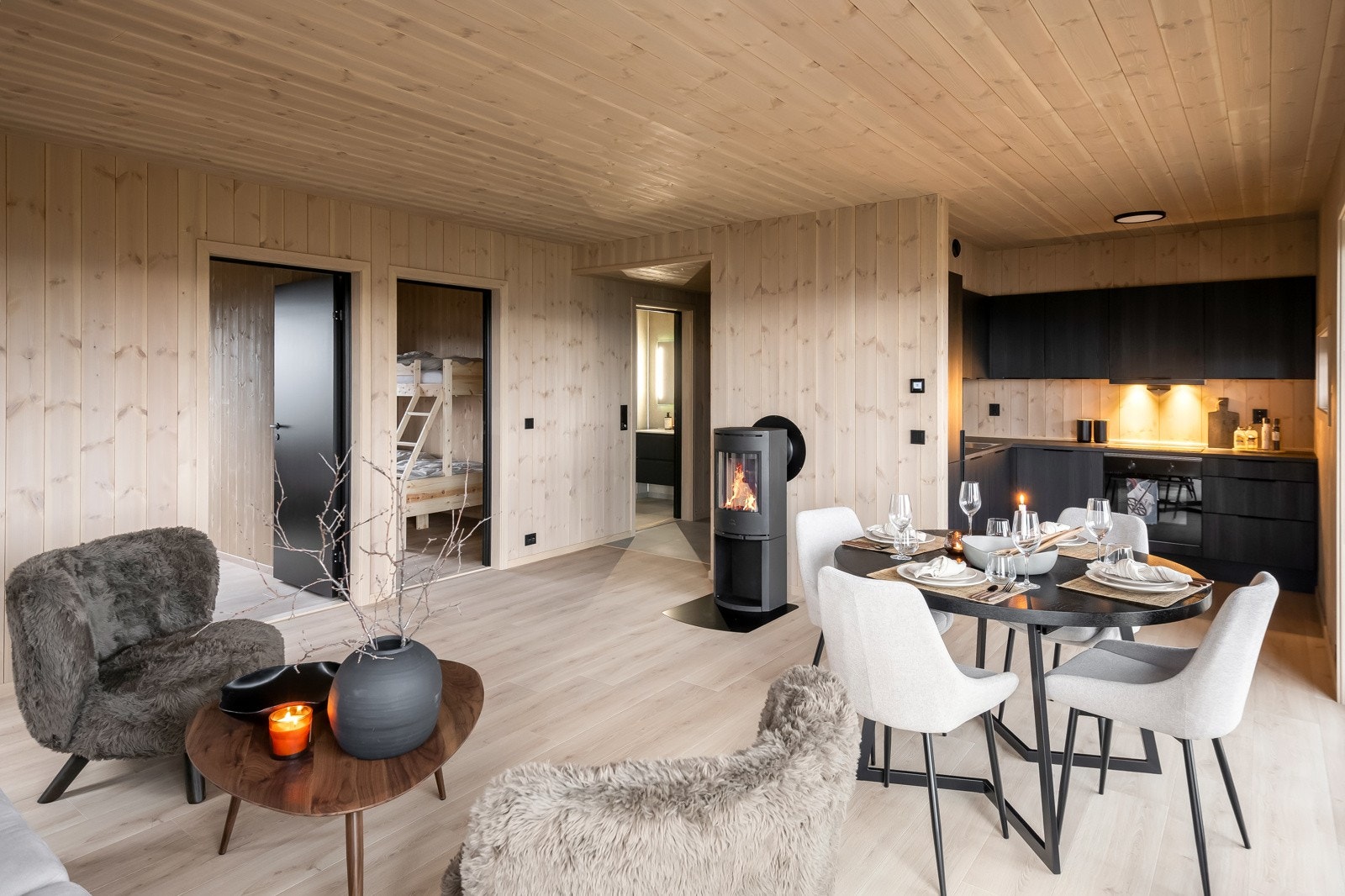 Stue og kjøkken i åpen løsning hvor rommet utgjør tilsammen 29,2 kvm Galleribilde