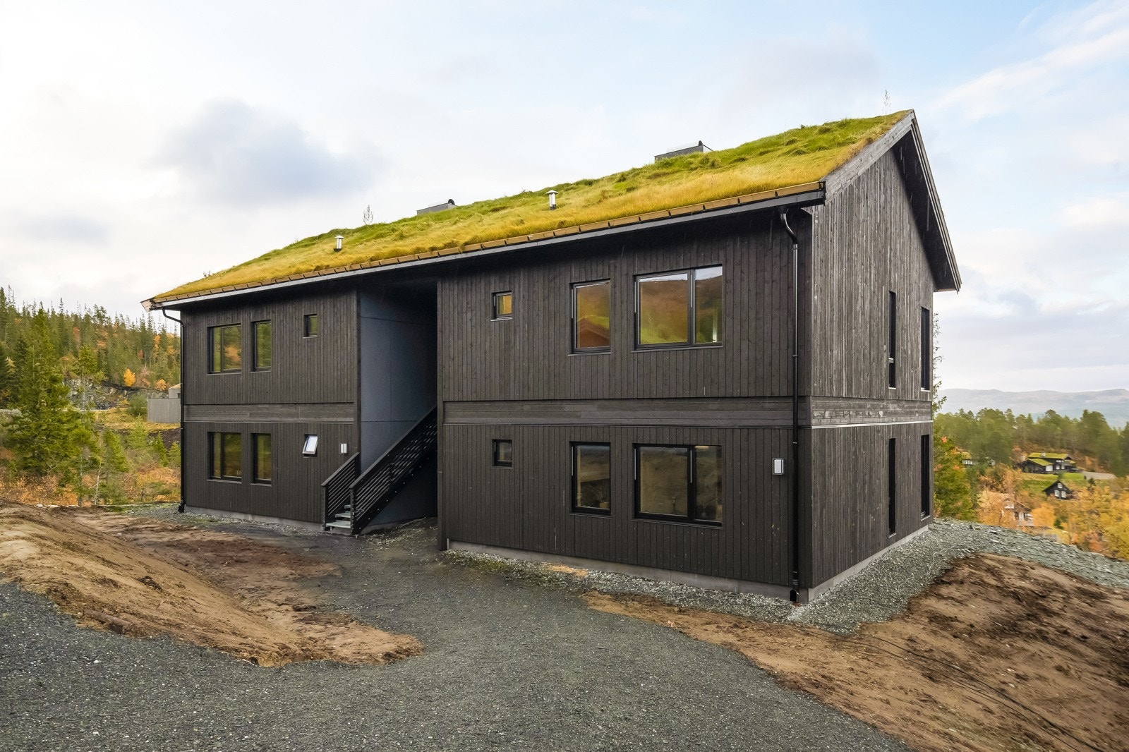 Leiligheten ligger med flott nærhet til alpinanlegget som gjør at hytten har ski in ski out, noe som er praktisk da barna/ungdommene kan finne veien til og fra skibakken på egenhånd Galleribilde