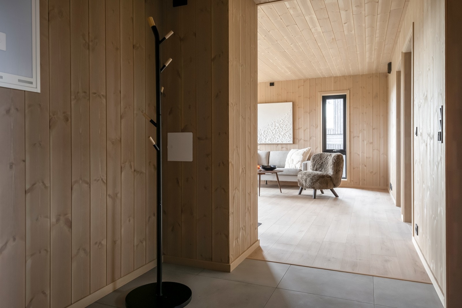 Entréen har stående panel beiset i Hulderbeige, dette er gjennomgående i hele leiligheten bortsett fra bad, listverk leveres i samme farge som vegg Galleribilde