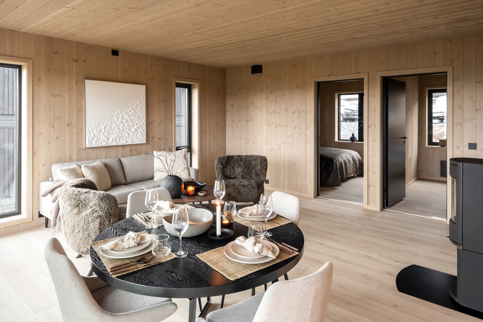 I og med at stue og kjøkken er i åpen løsning kan vertskapet være sosiale med sine gjester selv om maten tilberedes Galleribilde