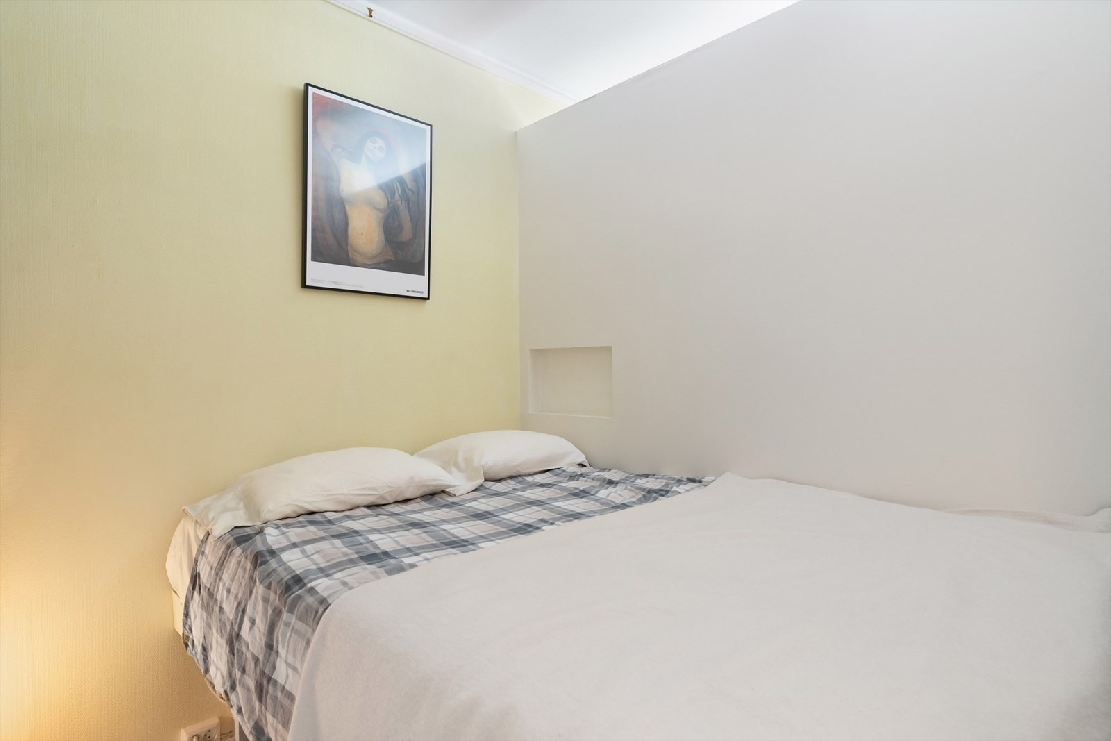 Sovealkove med plassbygget seng Galleribilde