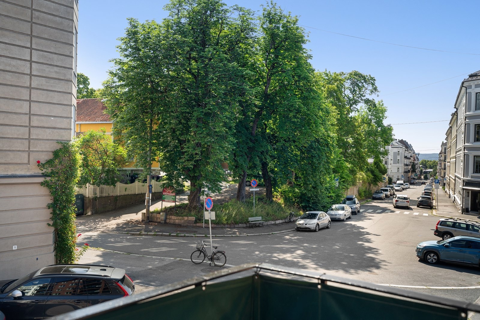 Rolig gate med flotte grøntareal i området rundt eiendommen Galleribilde