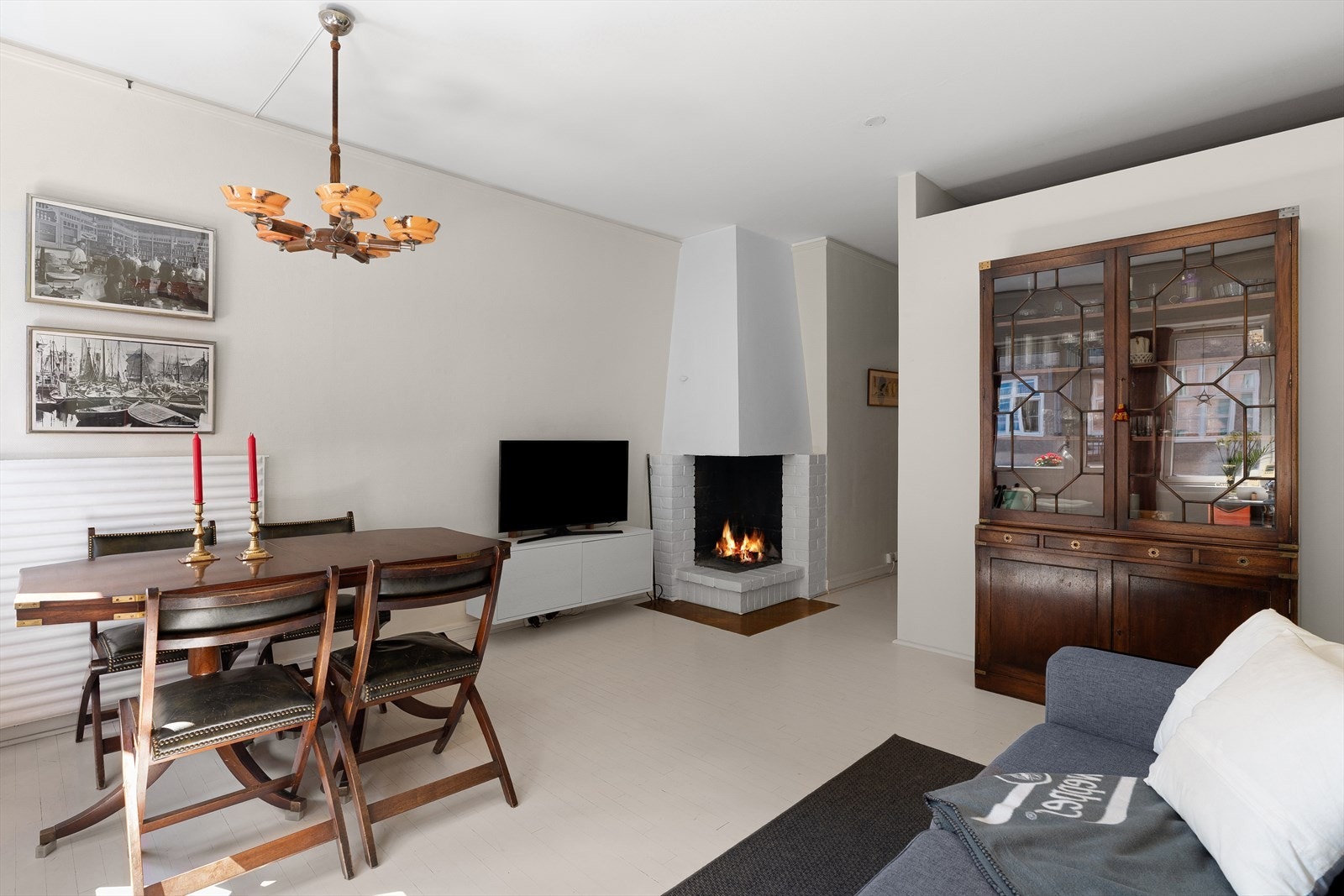Det er god plass til å innrede med både sofagruppe og en spiseplass med bord og stoler Galleribilde