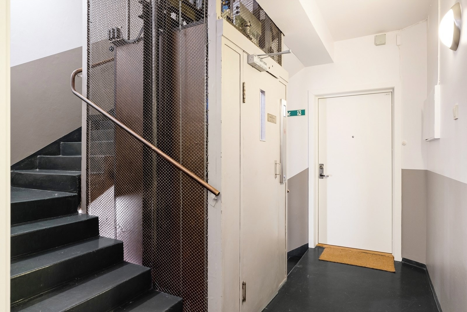 Det er intallert heis i bygget med adkomst helt ned til kjellerbod. Galleribilde