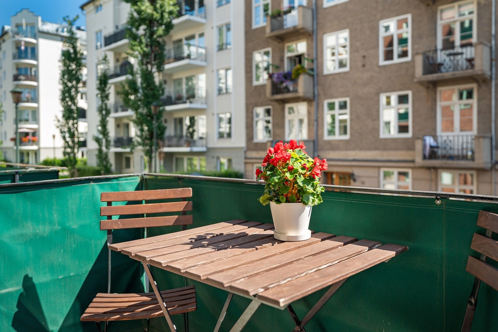 Balkong på ca 2,5 kvm hvor solen kan nytes om morgentimene til litt utover dagen Galleribilde