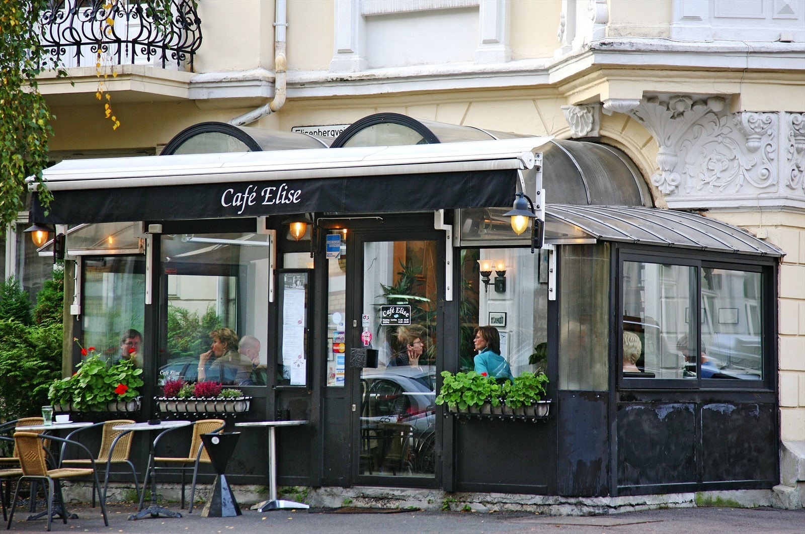 Noen få minutters gang til restauranter som bl.a Café Elise, Brasserie Ouest, Vineria Ventidue, frisører, nisje mote- og interiørbutikker, Vinmonopolet og klassiske Gimle Kino Galleribilde