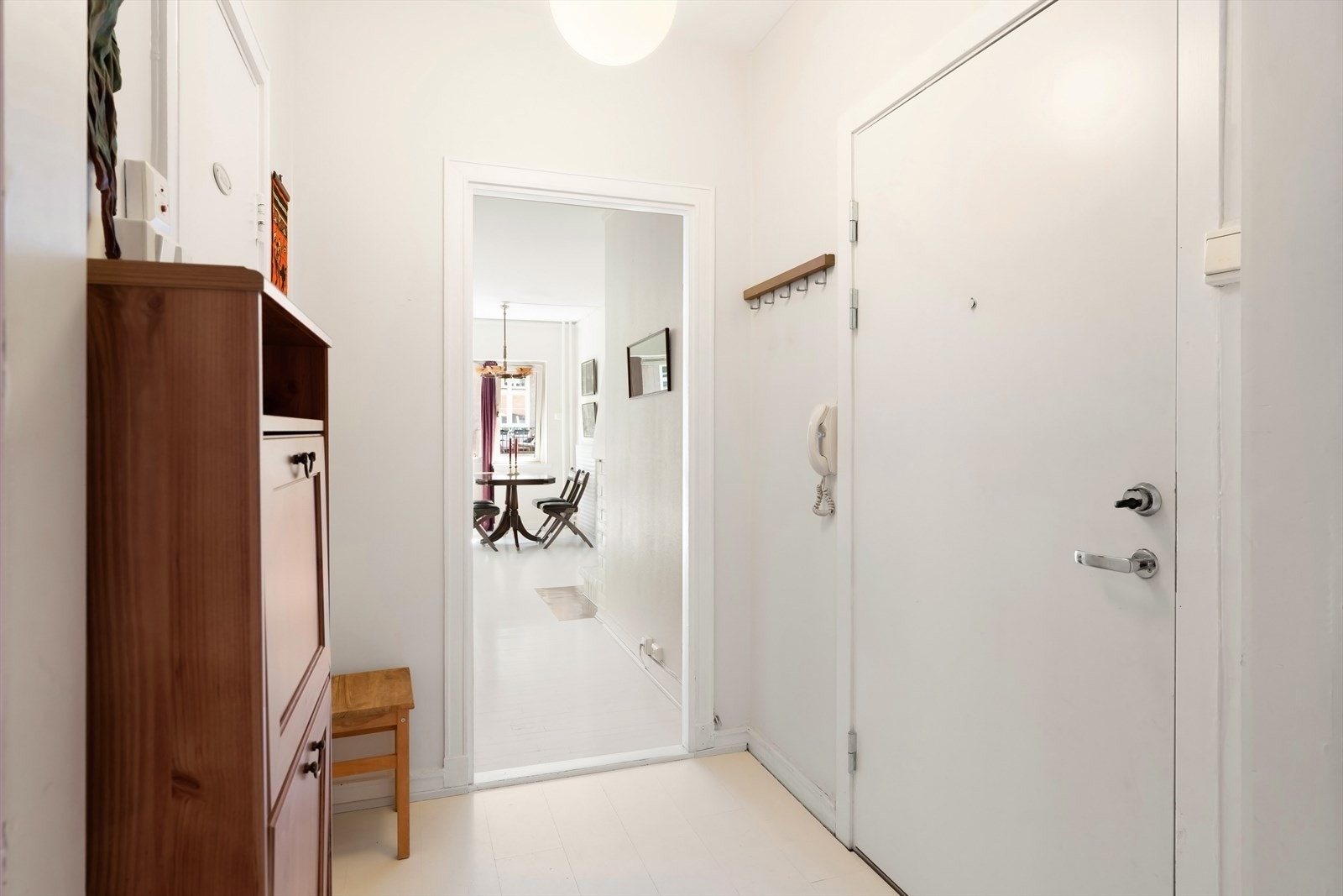 Entré/hall med plass til å henge av seg ytterklær og sko Galleribilde