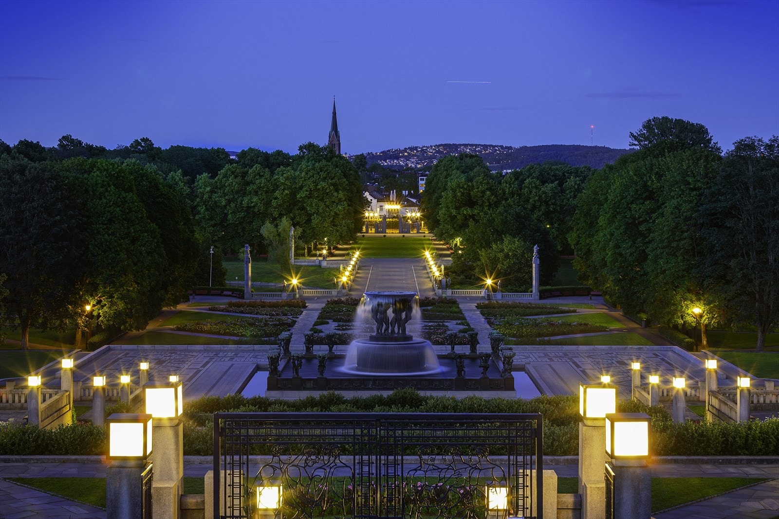 En kort spasertur unna og du befinner deg i grønne og lune Frognerparken, hvor du kan spille tennis med venner eller nyte en kaffe i parken Galleribilde