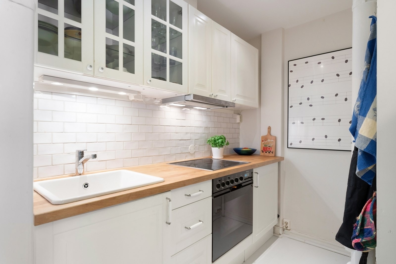 Stilrent kjøkken i tidløs design med innredning fra IKEA Galleribilde