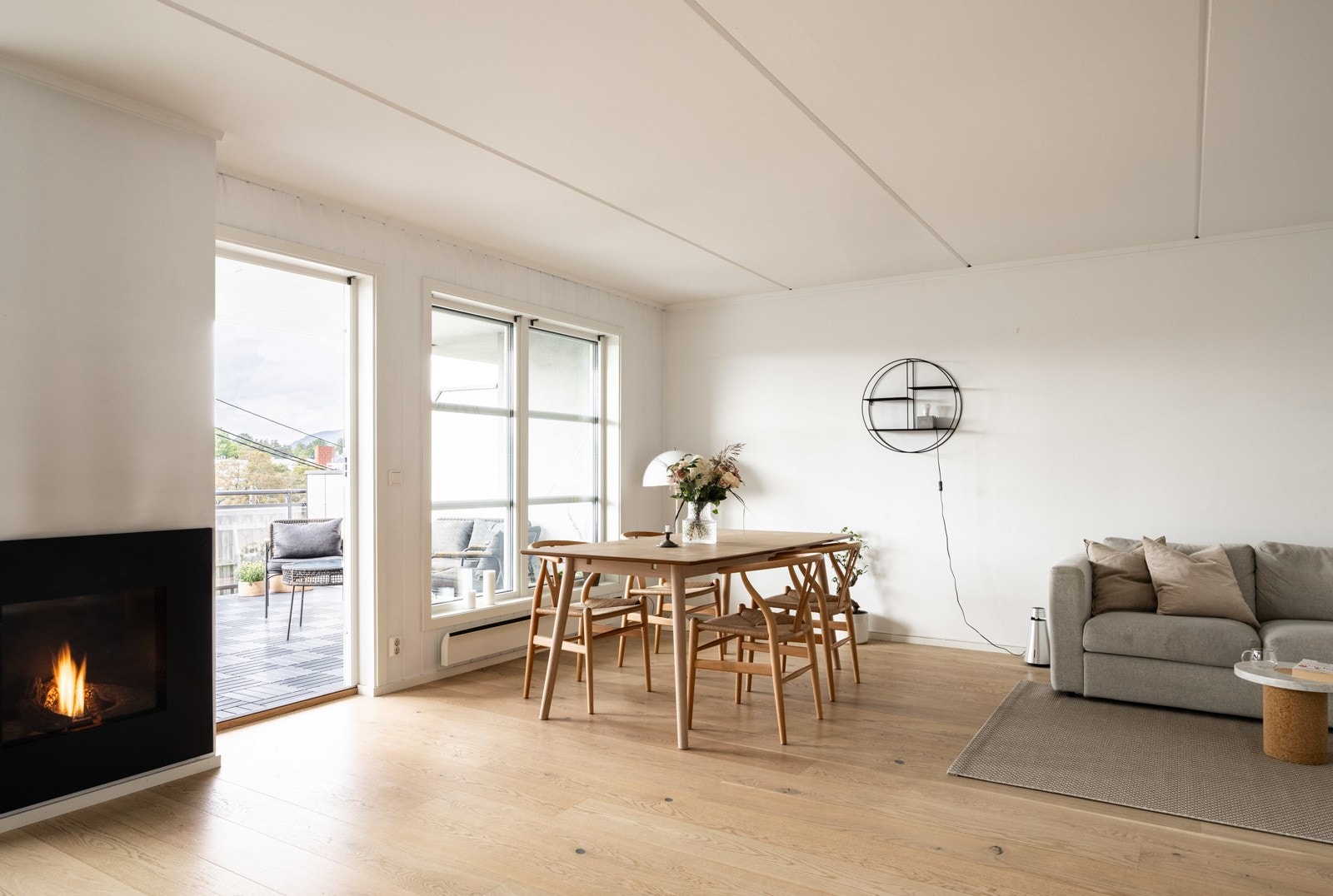 Leiligheten har store vindusflater som slipper inn mye naturlig lys. Galleribilde