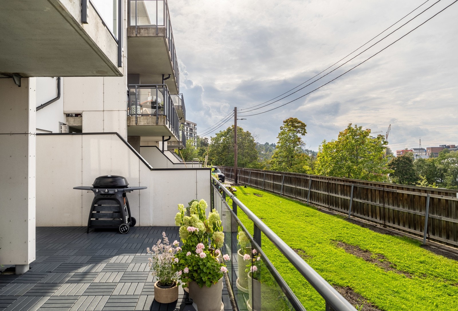 Utgang fra stue til nordvestvendt terrasse på 27 kvm. Galleribilde