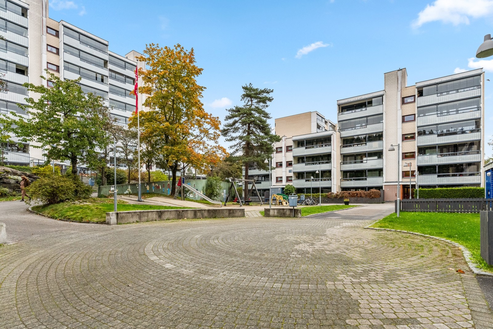 Leiligheten har en sentral beliggenhet på Romsås med kort vei til kollektiv, skoler, barnehager og nærsenter. Galleribilde