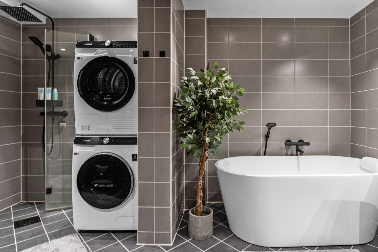 I tillegg finnes det et badekar, som gir mulighet for både raske dusjer og avslappende bad. Dusjen er perfekt for hverdagen, mens badekaret gir rom for avslapning Galleribilde