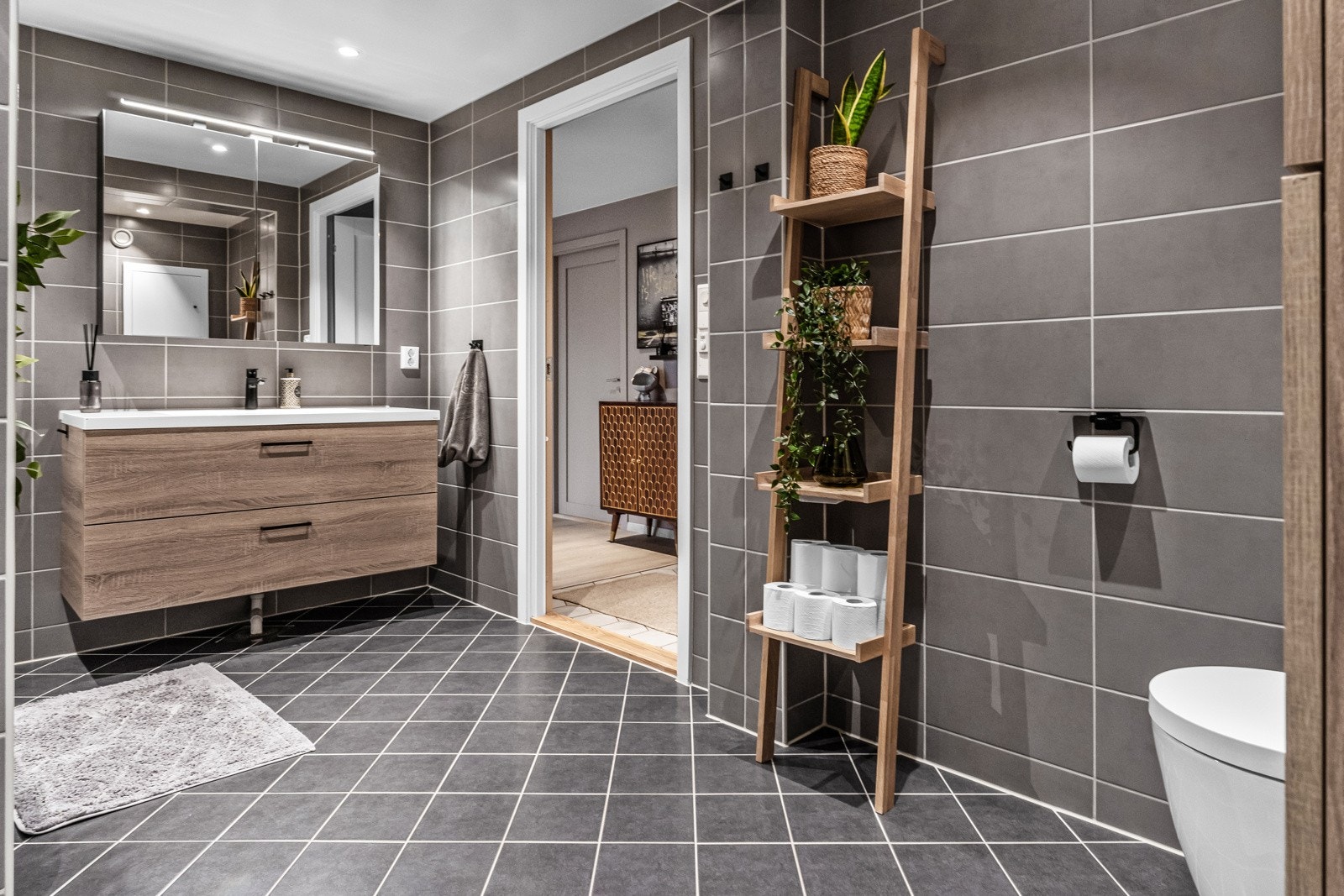 Badet er både praktisk og stilfullt, perfekt for enhver familie. Galleribilde