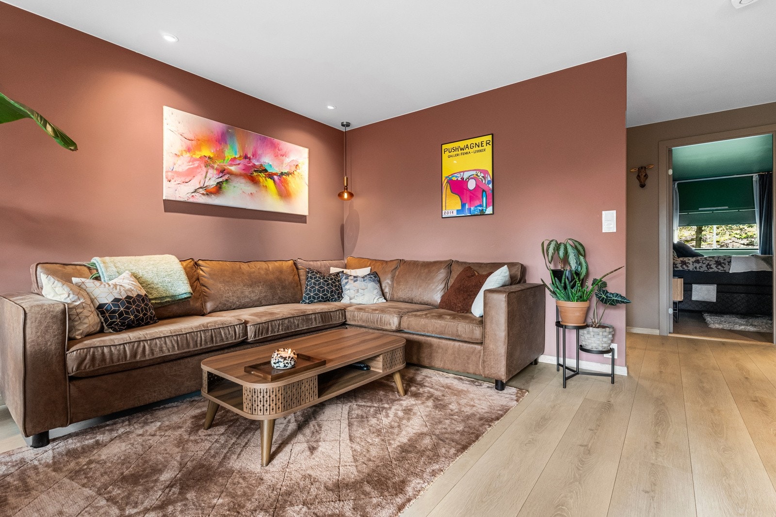 Det er naturlige møbleringssoner for både sofa og medievegg. Galleribilde