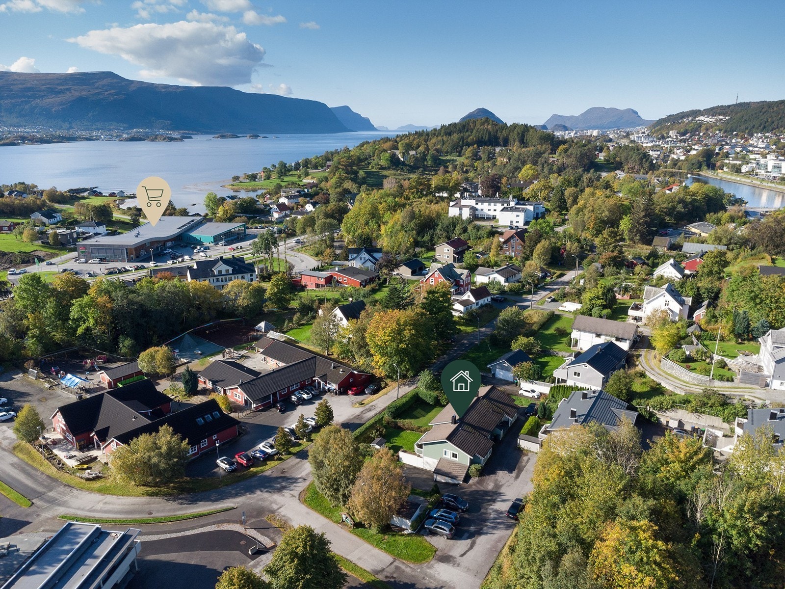 Kiwi Klokkersund (søndagsåpen) som er samlokalisert med apotek, frisør, ladestasjon og treningssenter ligger knappe 500 meter fra eiendommen Galleribilde