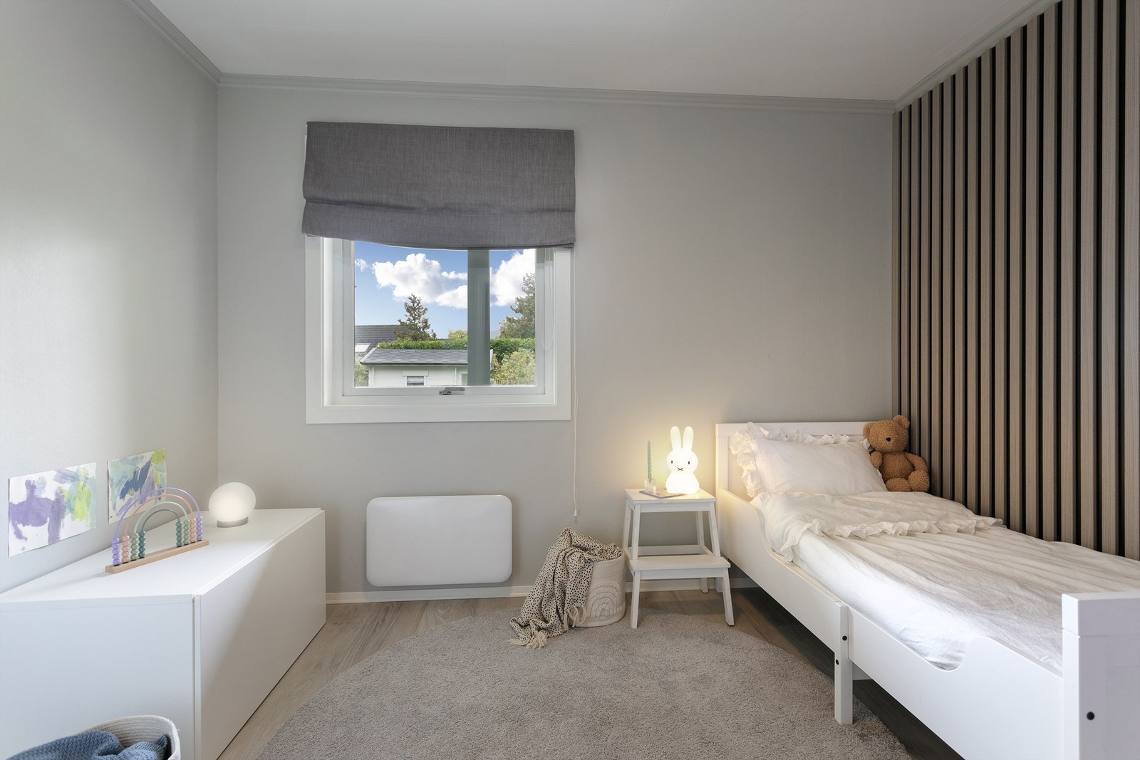 Soverom II: er i dag innredet som barnerom og er oppmålt til 10m². Veggene er malt i tilsvarende farge som hovedsoverom i tillegg til kontrastvegg med spiler Galleribilde