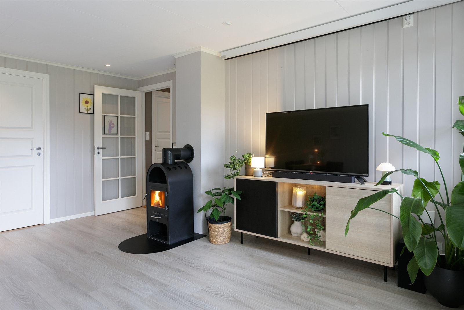 og tv med tilhørende møblement. I stuen er det og satt inn peisovn som skaper en hyggelig og varm atmosfære Galleribilde