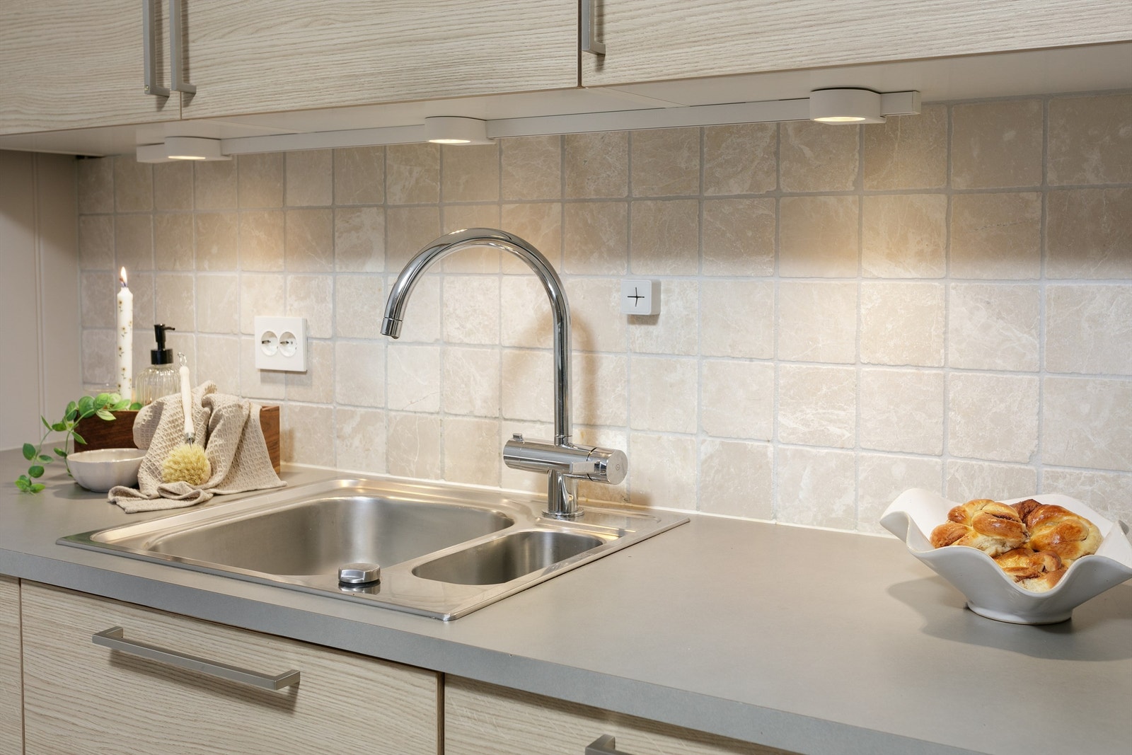 Benkeplaten i laminat har nedfelt oppvaskkum og platetopp. Innredningen er godt utstyrt med integrerte hvitevarer som inkluderer integrert stekeovn, oppvaskmaskin, mikrobølgeovn og kjøleskap, som alle medfølger Galleribilde