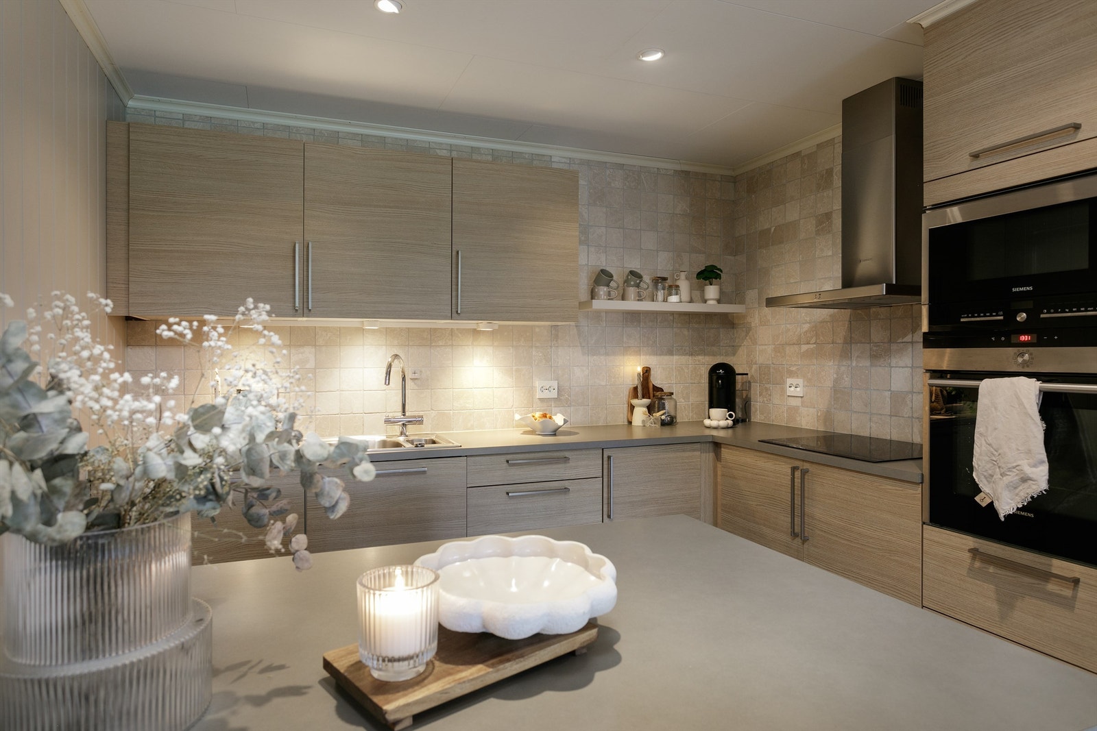 Kjøkkendelen er oppmålt til 9 m² og har en funksjonell innredning med god oppbevaringsplass og gode arbeidsflater i både over- og underskap samt en praktisk kjøkkenøy Galleribilde