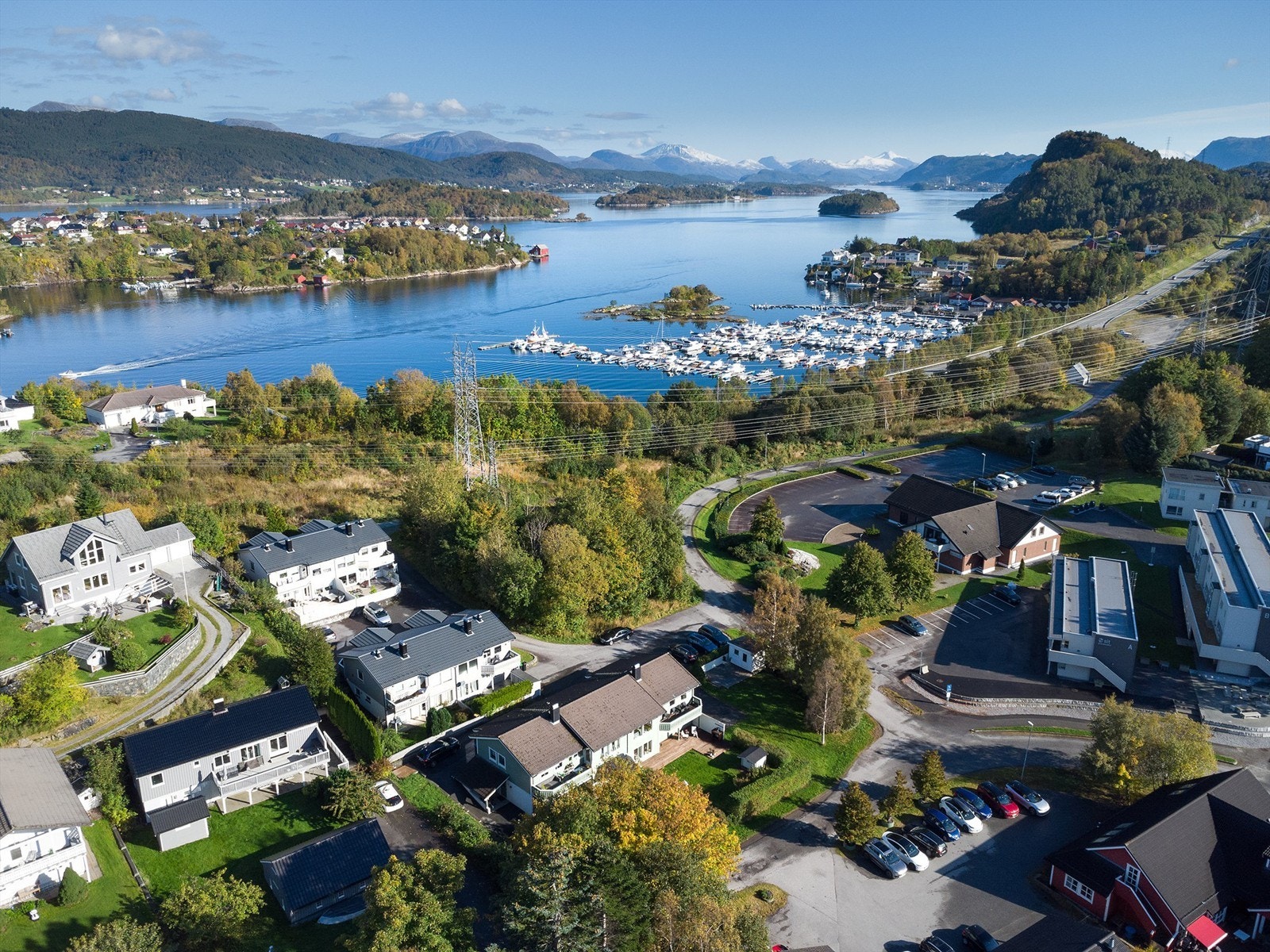 Selger trekker frem nærhet til natur og kollektiv transport, butikker og skoler/barnehage som noe av det mest positive ved beliggenheten Galleribilde