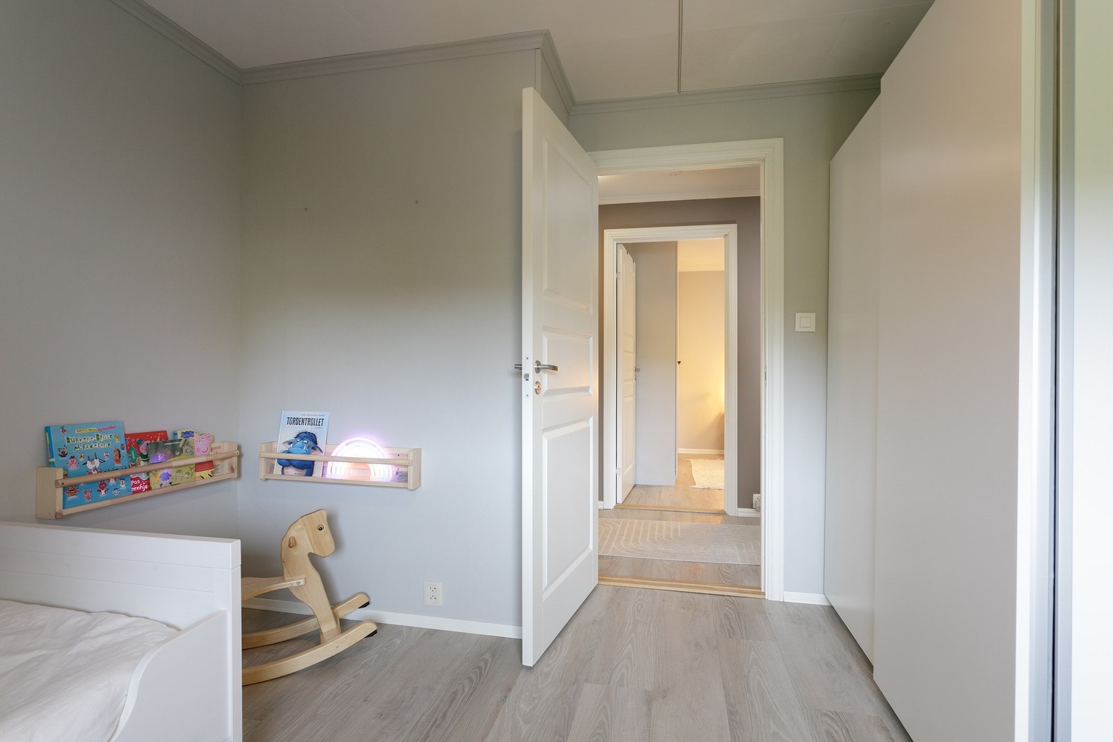 Oppbevaringsplass i frittstående skyvedørsgarderobe Galleribilde