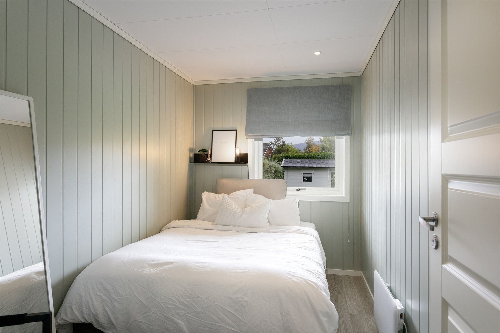 Soverom III: er leilighetens minste, men måler allikevel 7m². Spotbelysning i himling Galleribilde