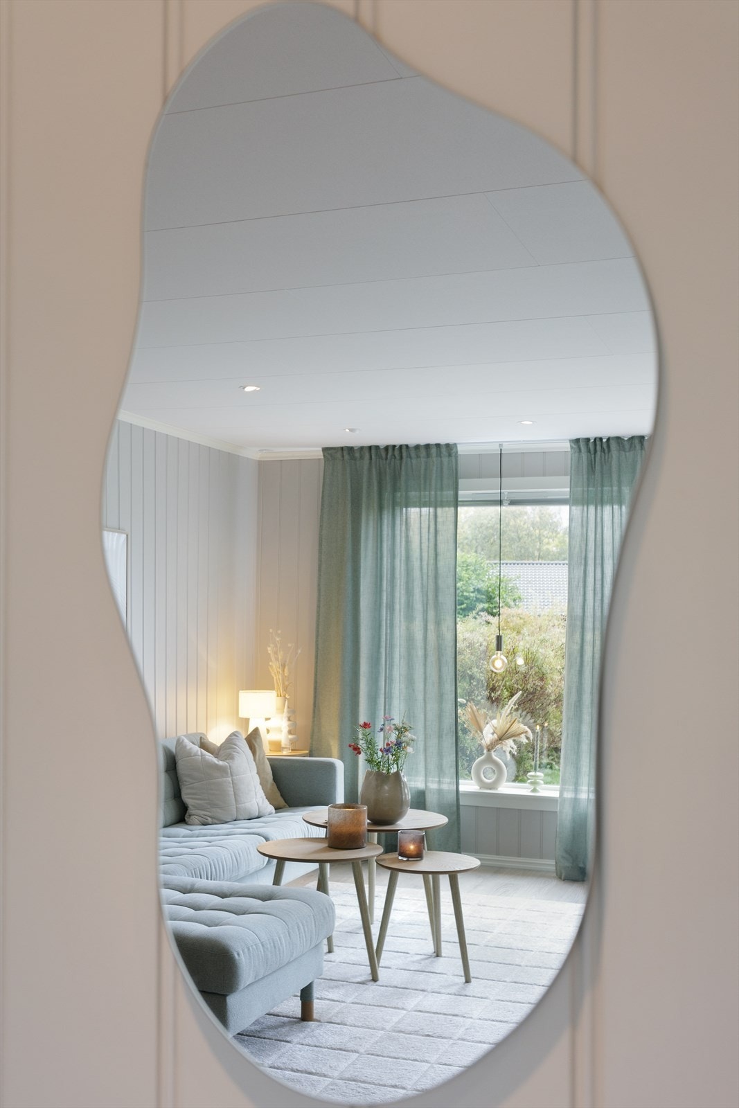 Stuen er oppmålt til 34m² og er innredet med blant annet et trivelig sofahjørne Galleribilde