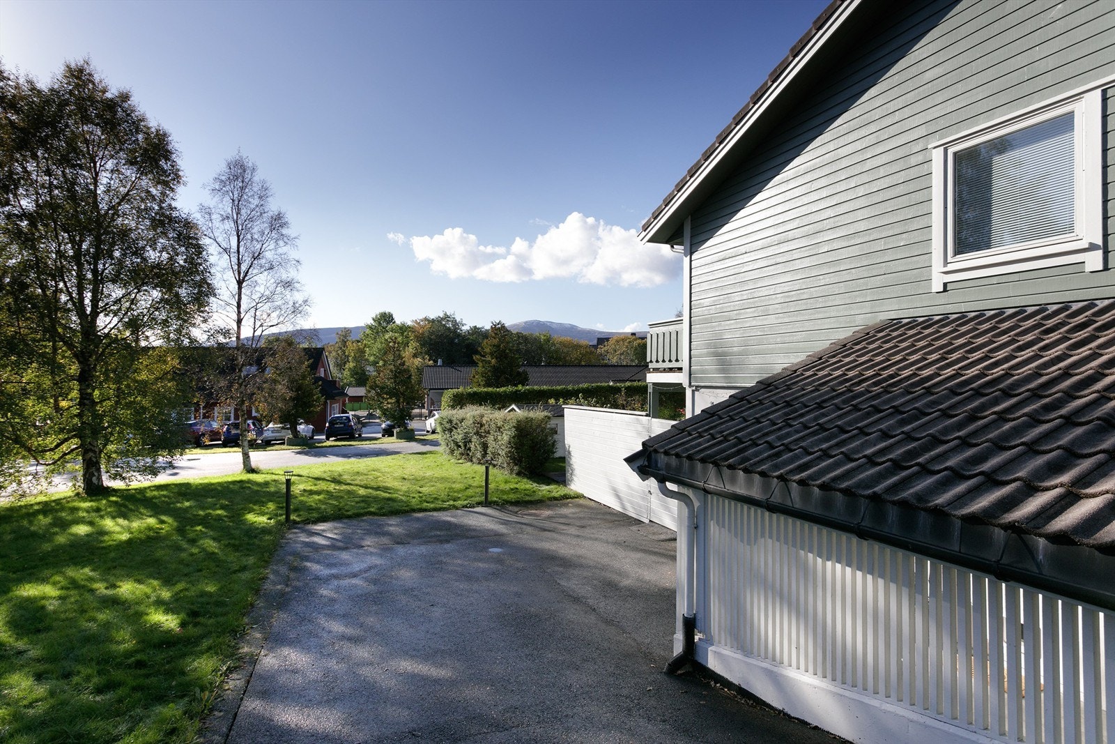 Asfaltert tilkomst og parkeringsmulighet for to biler, i tillegg til gjesteparkering på sameiets tomt Galleribilde