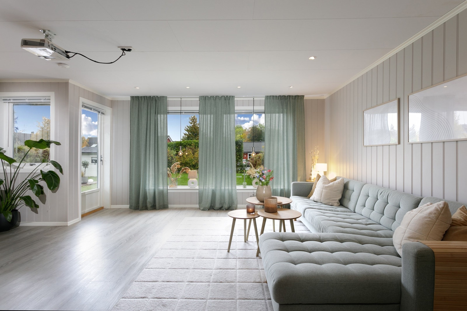 Spottene i himlingen kombinert med de store vindusflatene sørger for god belysning i rommet, samtidig som vindusflatene gir et flott utsyn mot hagen Galleribilde