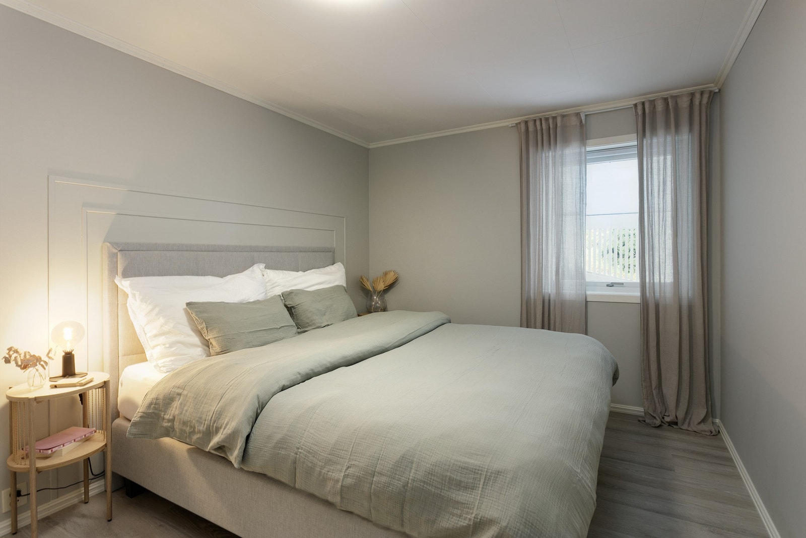 Soverom I: er leilighetens største og benyttes i dag som hovedsoverom. Rommet er oppmålt til 12m² med god plass til dobbeltseng Galleribilde