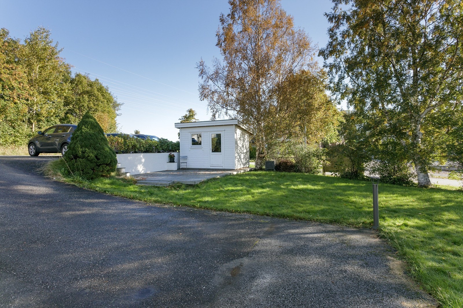 Felles utebod og plen for sameiet. Hagen tilknyttet leiligheten er ikke tinglyst tilleggsareal. Det er naturlig at eierne disponerer den del som naturlig henger sammen med den enkeltes seksjon Galleribilde