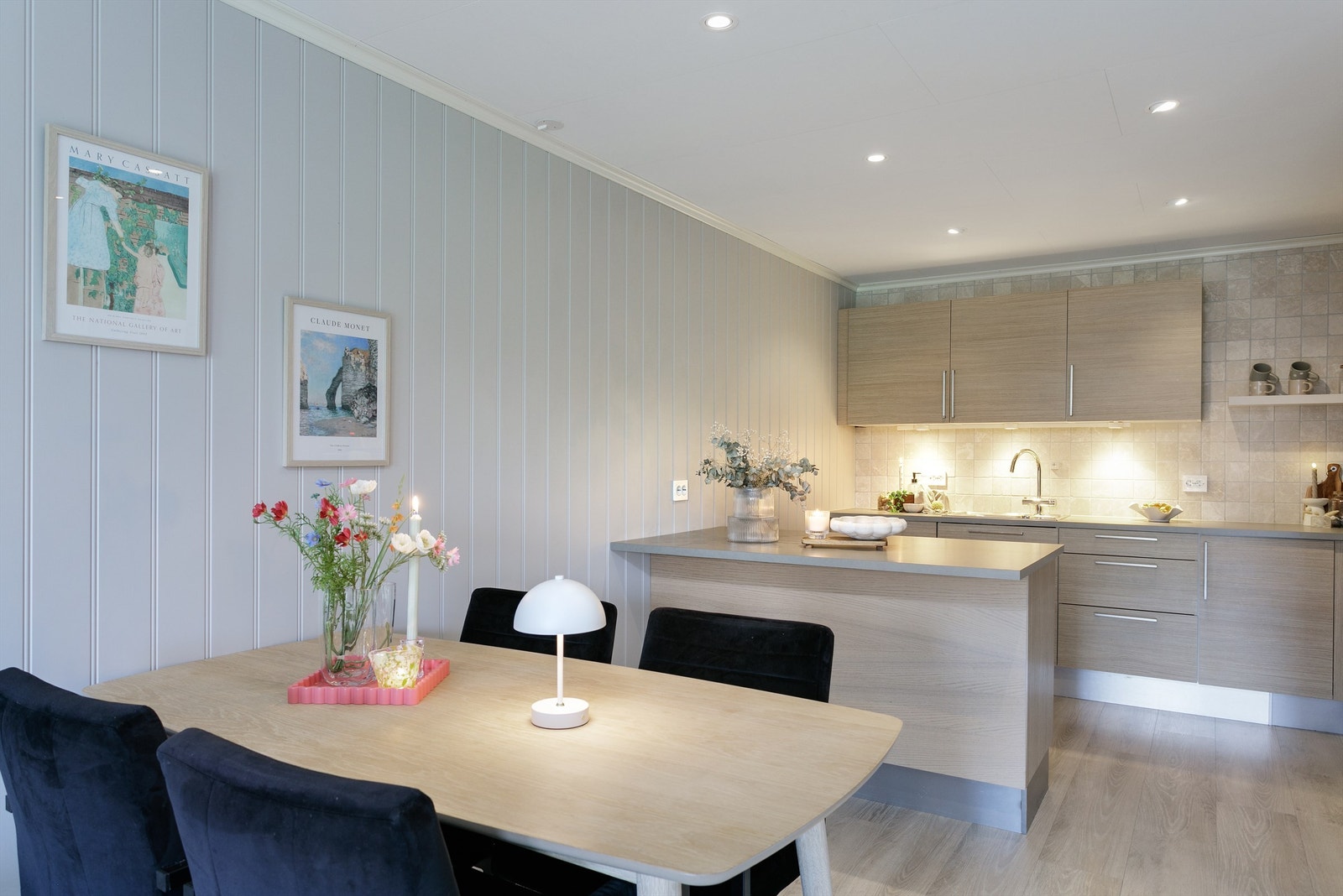 Spisebordet gir en naturlig markering til overgangen til kjøkkenet Galleribilde