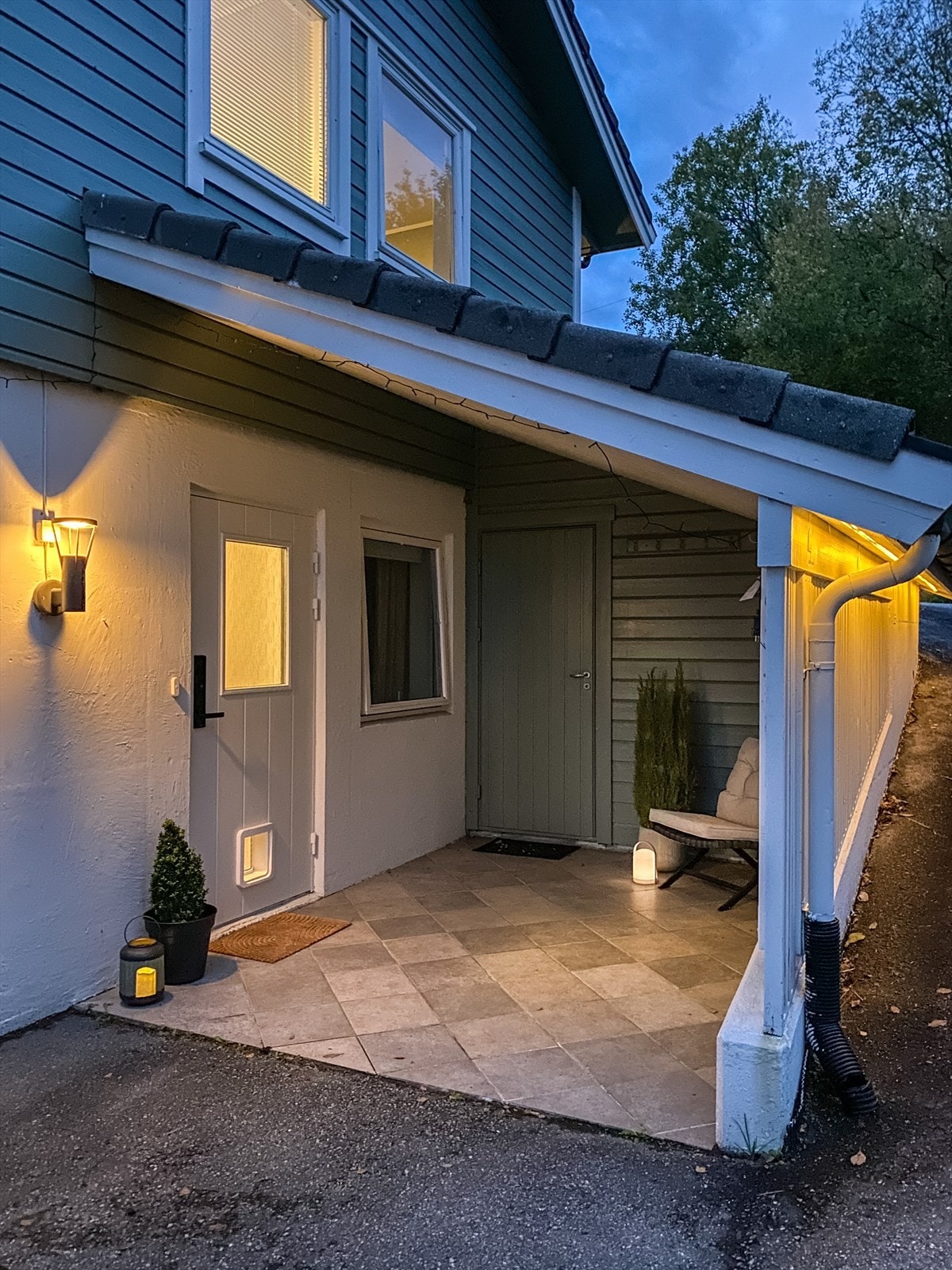 Trivelig og overbygd inngangsparti til leiligheten og tilkomst til utvendig bod Galleribilde